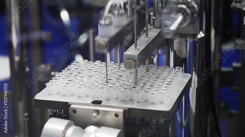 Filling machine, automatic equipment for pharmaceutical industry