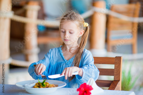 Obraz na płótnie Adorable little girl having dinner at outdoor cafe w salonie