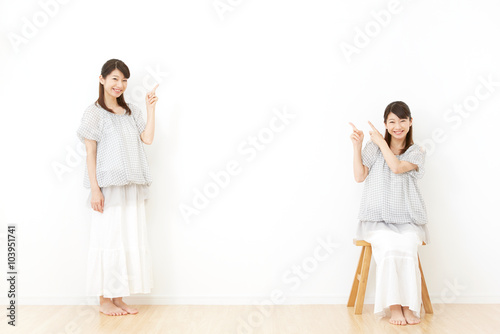 女性　指差し　立ち　座り