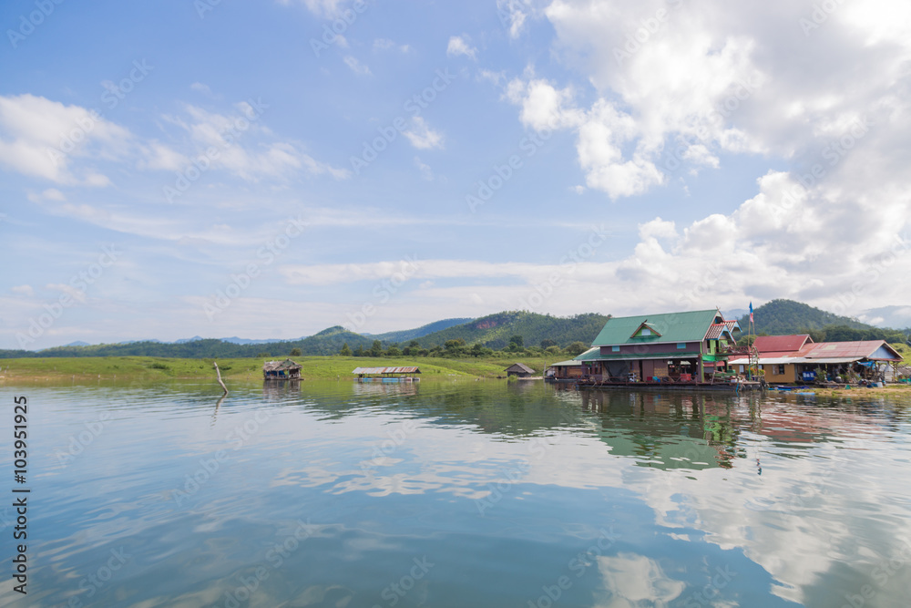 Fototapeta premium Houseboat in water