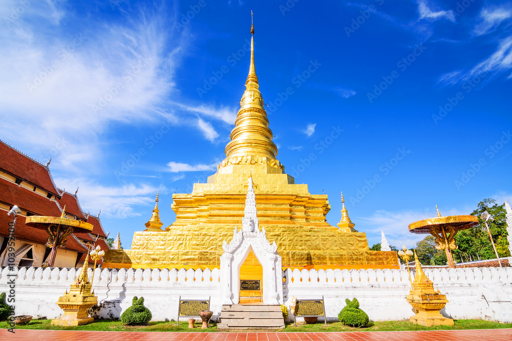 Fototapeta premium Golden Pagoda in Nan Province, Thailand. Phra That Chae Haeng Te