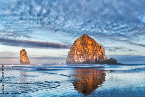 Fotografia Dramatic coastal seascape featuring Haystack Rock, Cannon Beach, Oregon, USA