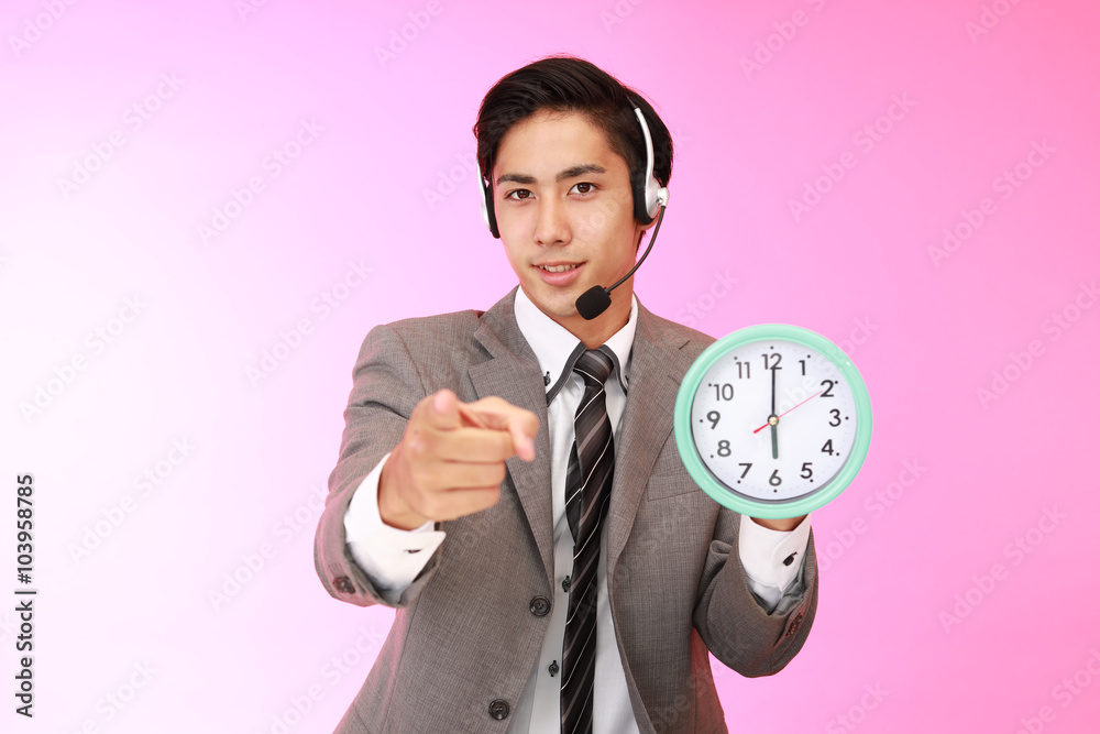 時計を持つ笑顔のオペレーター