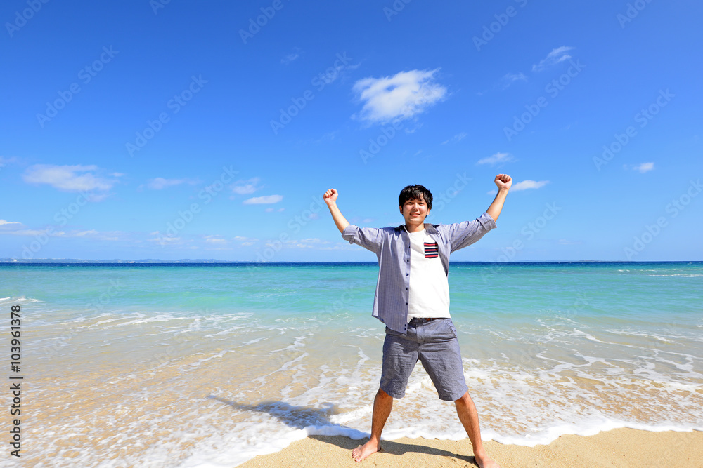 沖縄の美しい海でくつろぐ男性