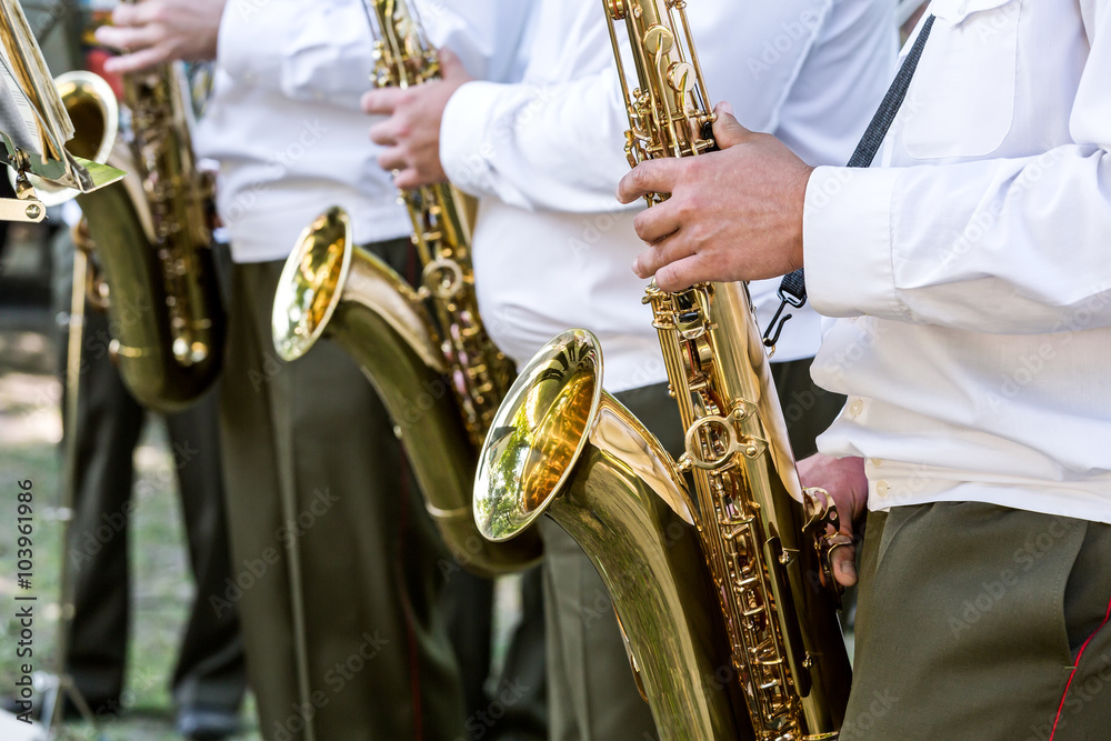 Obraz premium musicians playing the saxophones in military orchestra