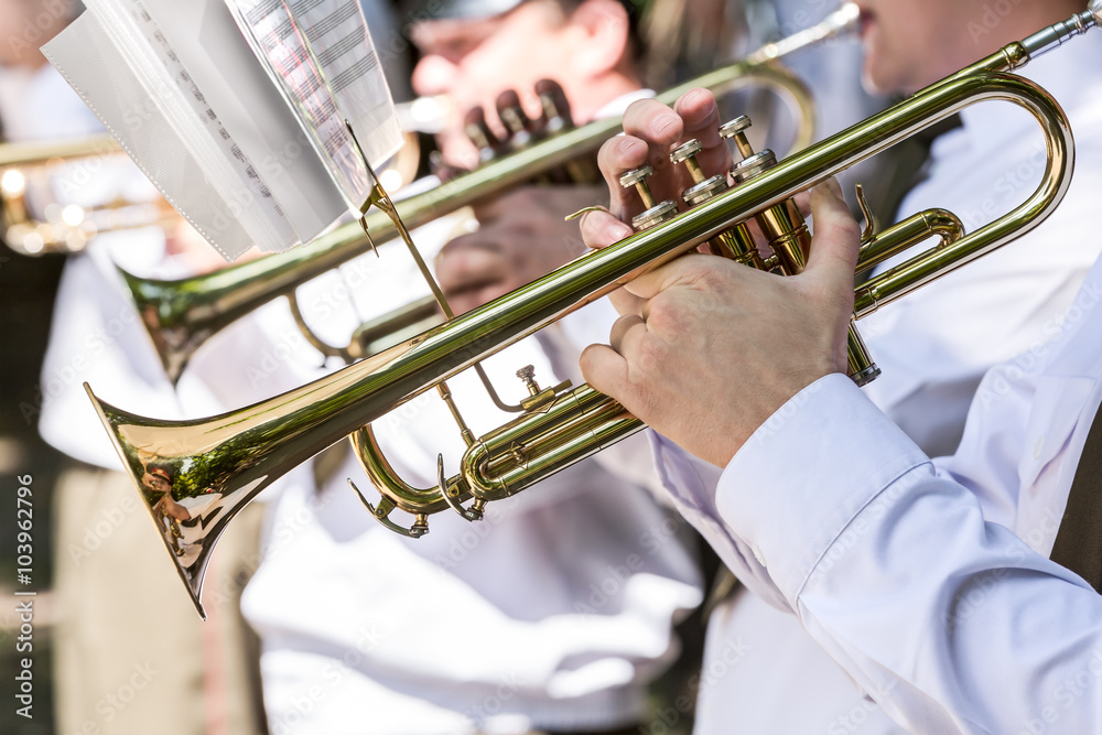 Obraz premium military musicians playing gold trumpets on music festival