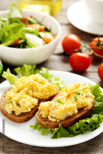 Scrambled eggs with bread and vegetables on a grey wooden table © 5second