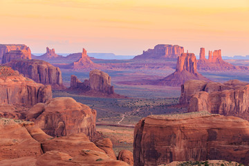 Fototapete Arizona Sonnenaufgang am Hunts Mesa Monument Valley  © elena_suvorova