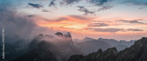 Foto Majestic Sunset with Mountain