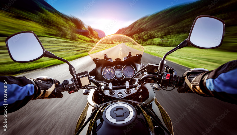 Obraz premium Widok pierwszoosobowy rowerzysty