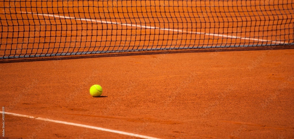 Balle de Tennis sur un Terrain de Tennis