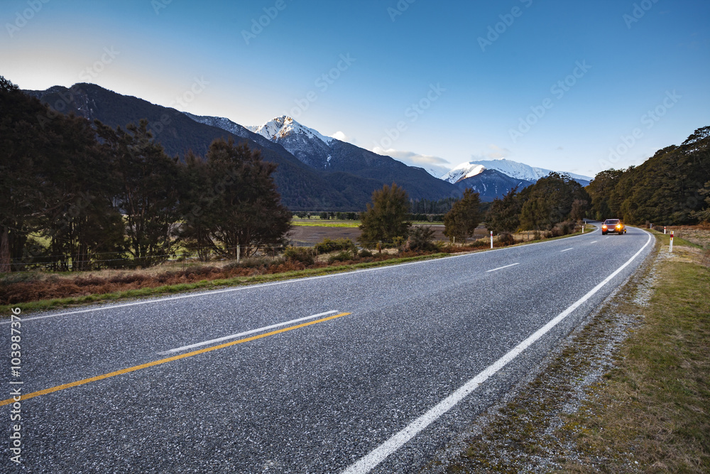 Naklejka premium beautiful scenic of asphalt highways of mount aspiring national