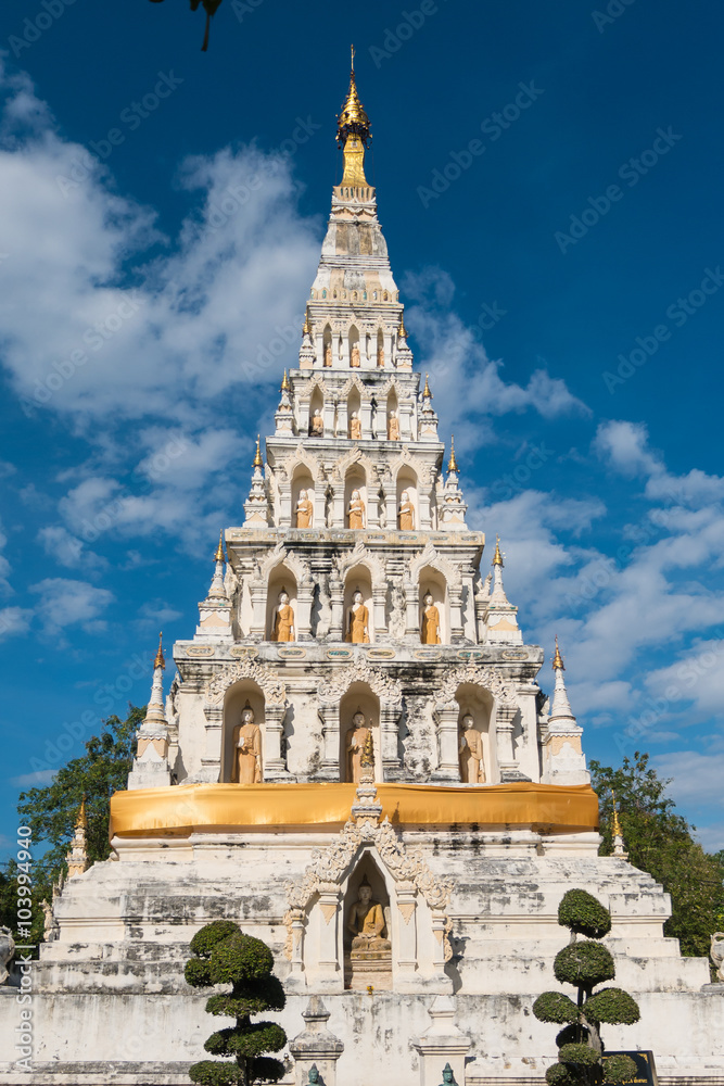 Fototapeta premium the white pagoda temple in Chiang Mai, Thailand