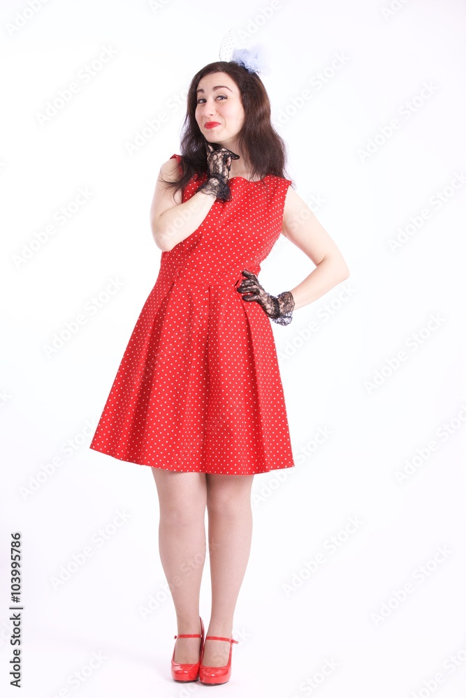 donna spiritosa vestito rosso e guanti
