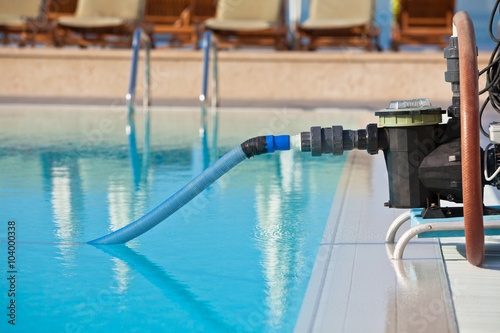 Cleaning pump working with a swimming pool