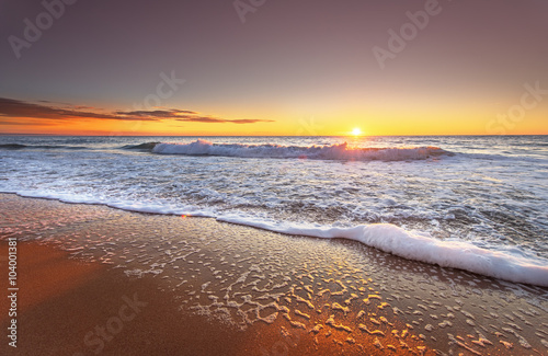 Leinwand Poster Bunte Ozean Strand Sonnenaufgang mit tiefblauen Himmel und Sonnenstrahlen