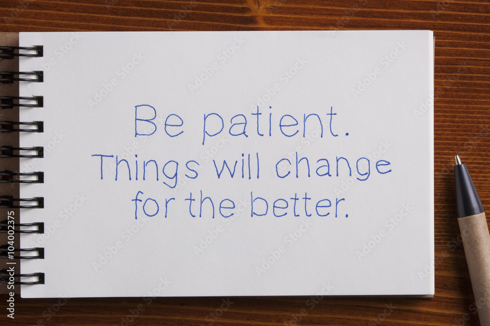 Obraz premium Be patient handwritten text on a notebook with pen
