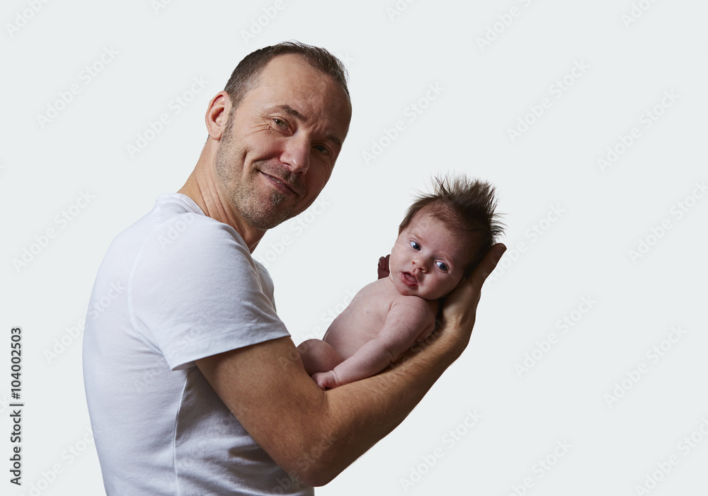 Baby Schläft Auf Arm Ein Und Lässt Sich Nicht Ablegen Mann hält Baby in den Armen Stock-Foto | Adobe Stock