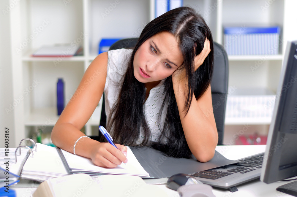 Obraz premium Erschöpfte Mitarbeiterin im Büro