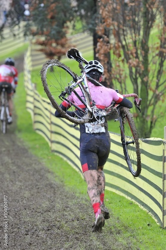 Foto Cyclist compete in cycle race of cyclocross