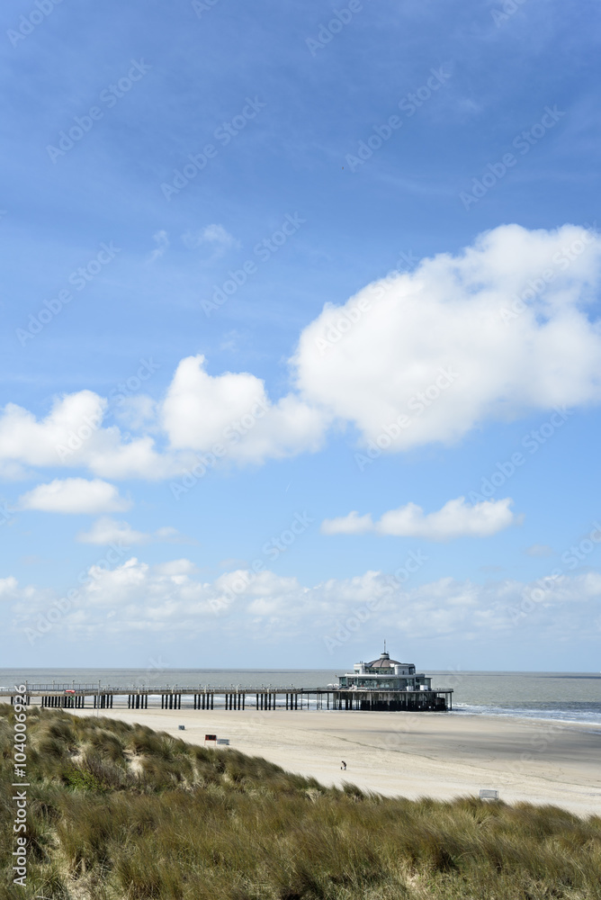 Dünen, Strand und Seebrücke/Pier an der Nordsee in Blankenberge, Belgien. Dünen, Strand und Seebrücke/Pier an der Nordsee in Blankenberge, Belgien.