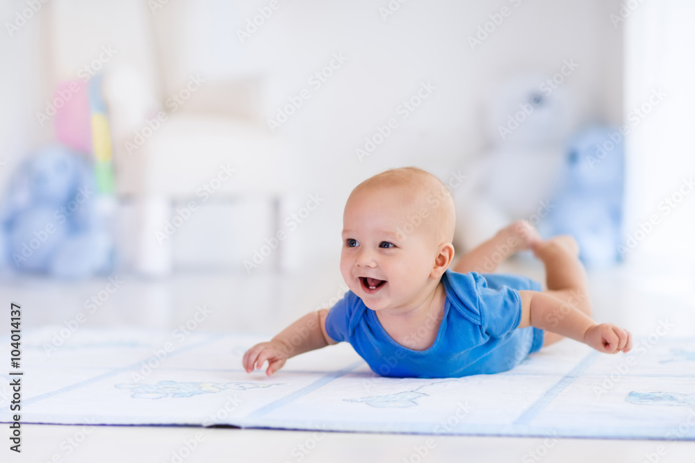 Baby boy in white nursery - obrazy, fototapety, plakaty 