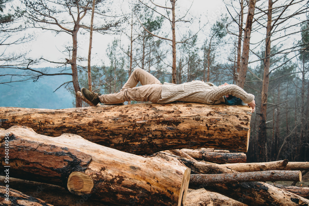 Fototapeta premium Rest on tree trunk