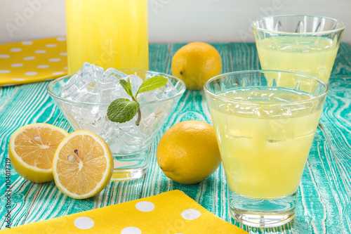 Photos lemonade or limonchello in glasses, sherbet glass with ice cubes decorated by mi