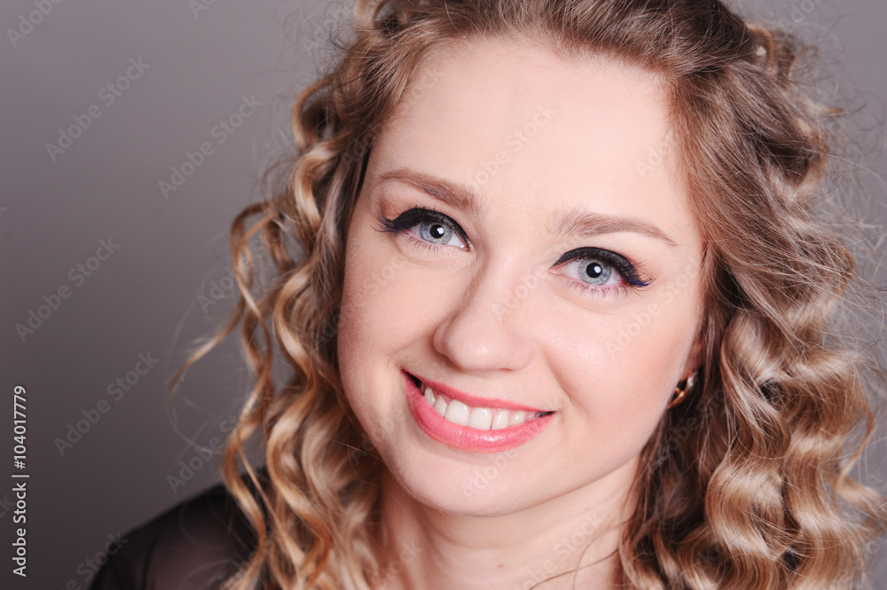 Naklejka premium Happy young woman 20-25 year old close up. Looking at camera. Happiness. 