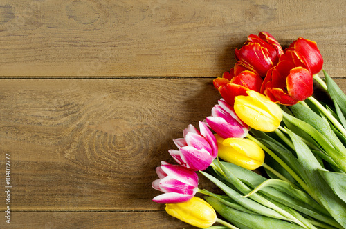 Fototapeta Naklejka Na Ścianę i Meble -  Tulips on a wooden table