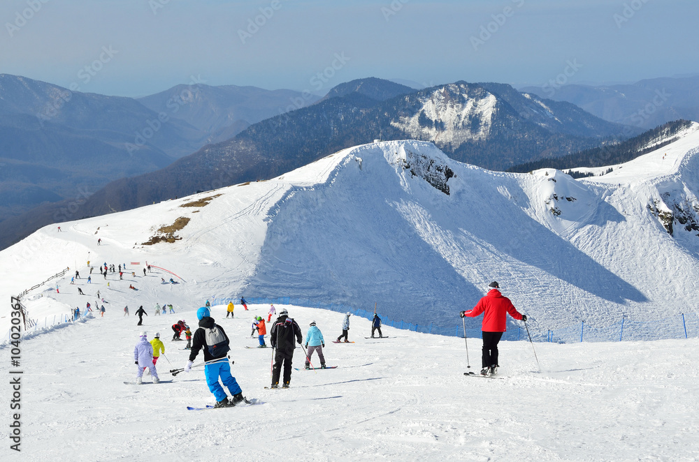 Сочи, горнолыжный курорт Роза Хутор. Люди катаются на горных лыжах и сноубордах