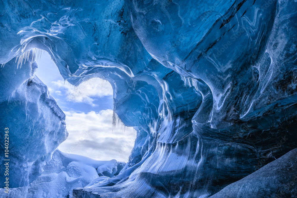 Fototapeta premium Niesamowita jaskinia lodowcowa