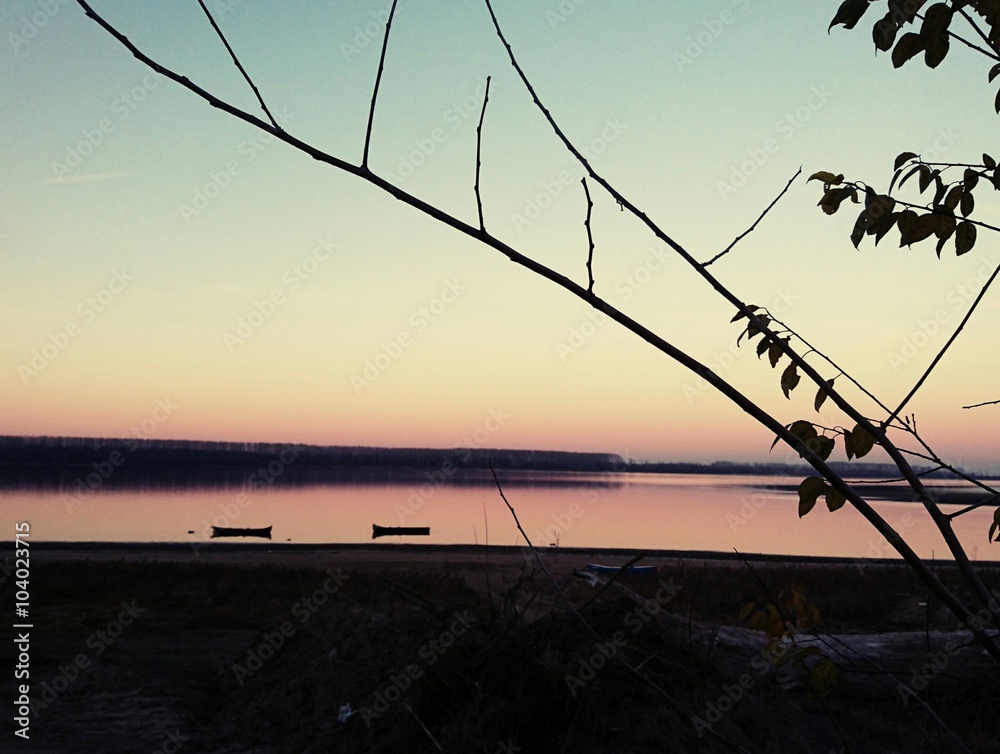 Fototapeta premium Crepuscolo sul fiume