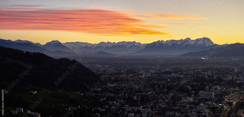 Bregenz mit den Alpen im Hintergrund