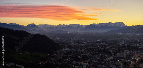 Bregenz mit den Alpen im Hintergrund