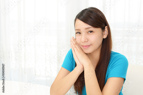 Free Download 微笑む女性 - GFXLoad