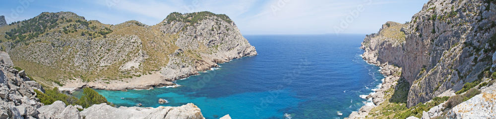 Mallorca, Isole Baleari, Spagna: la spiaggia di una baia deserta e la macchia mediterranea maiorchina, 10 giugno 2012