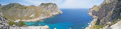 Mallorca, Isole Baleari, Spagna: la spiaggia di una baia deserta e la macchia mediterranea maiorchina, 10 giugno 2012
