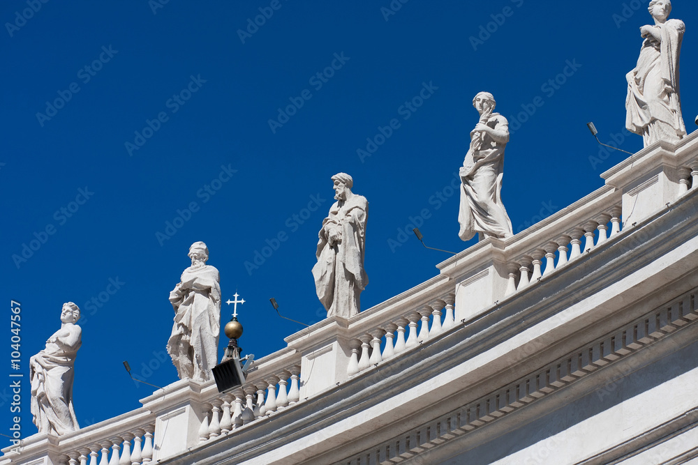 Obraz premium Monuments on the Saint Peter Basilica roof