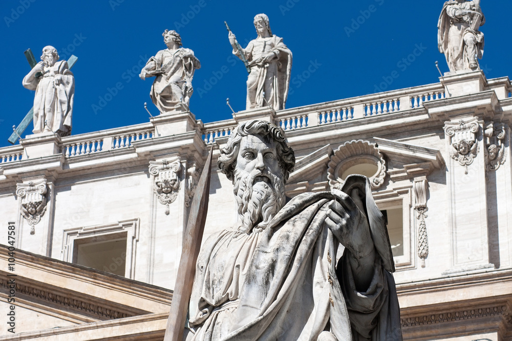 Obraz premium Monuments on the Saint Peter Basilica roof
