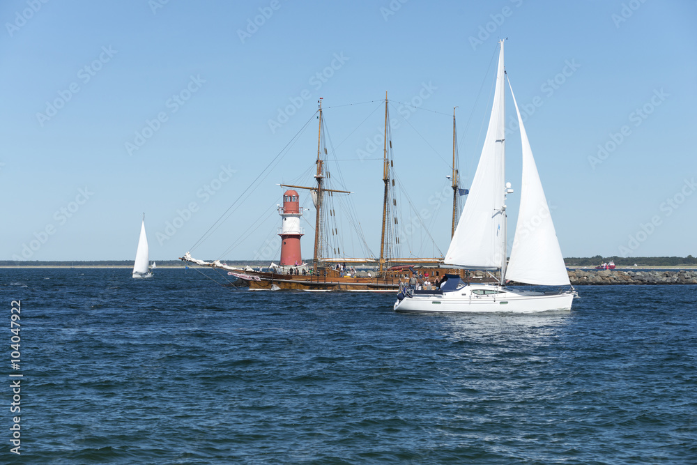 Fototapeta premium Warnemünde, Hanse Sail, Segelboote auf dem Seekanal