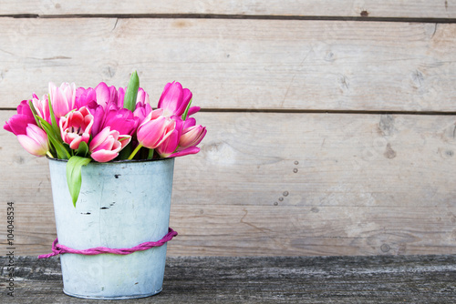Fototapeta Naklejka Na Ścianę i Meble -  tulpenstrauß im vintage eimer