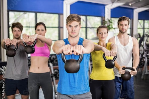 Fitness class lifting dumbbells © WavebreakmediaMicro