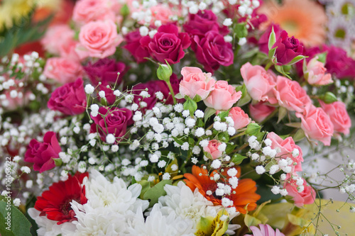 мелкие розы и гипсофила в букете