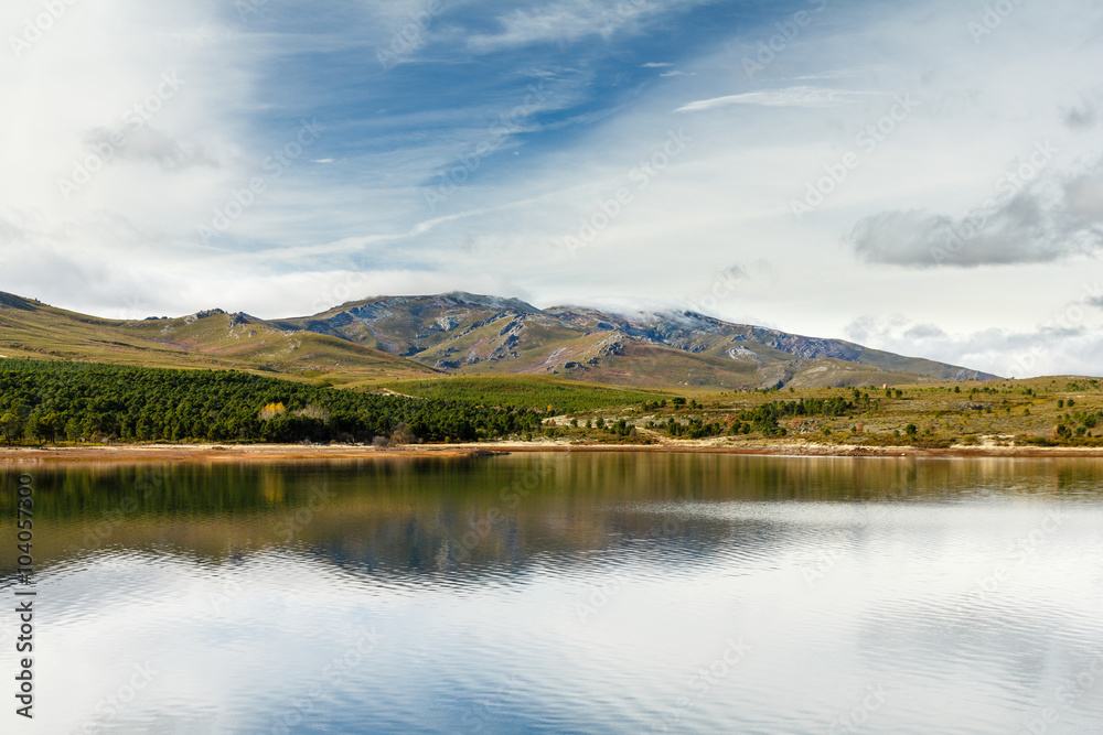 Embalse del Valtabuyo y Sierra del Teleno. Tabuyo del Monte, León.
