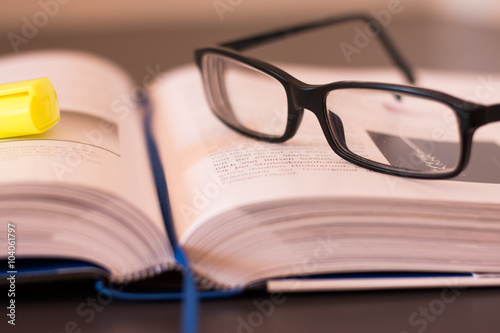 Buch mit Brille, Lernen, Intelligenz