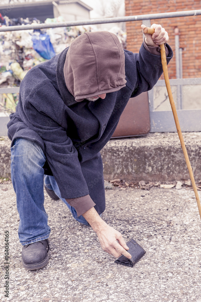 homeless finds a wallet from the floor in landfill homeless finds a wallet from the floor in landfill