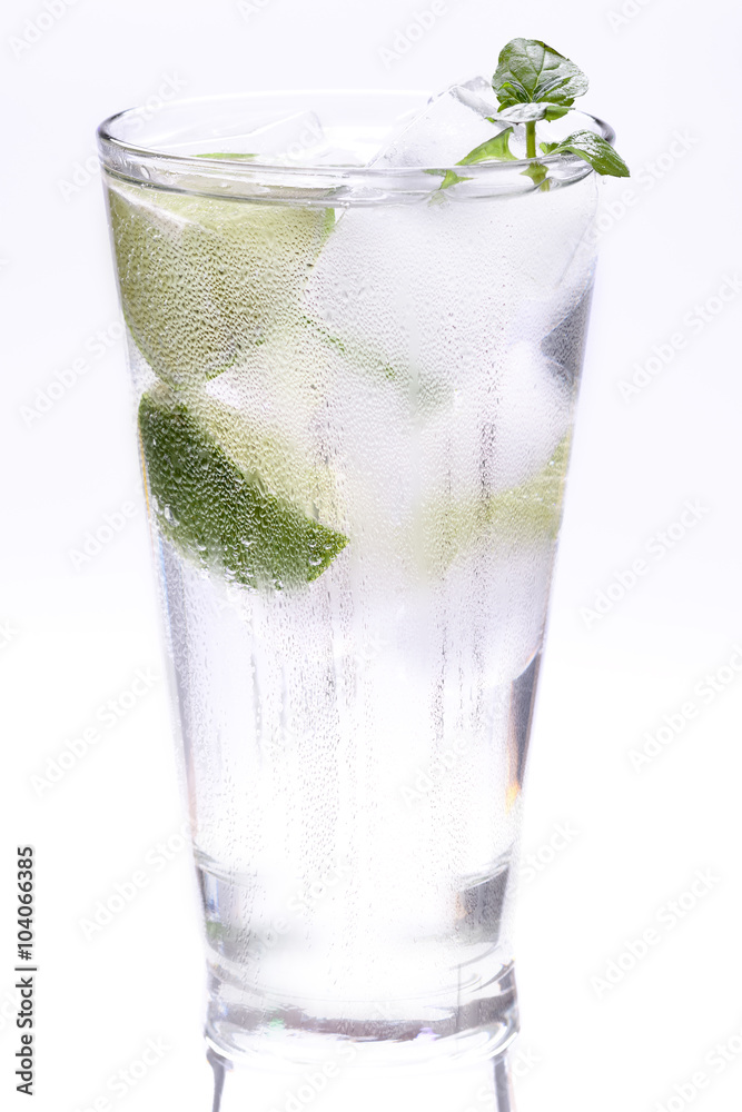Großes Glas Wasser mit Eiswürfel und Limette Großes Glas Wasser mit Eiswürfel und Limette
