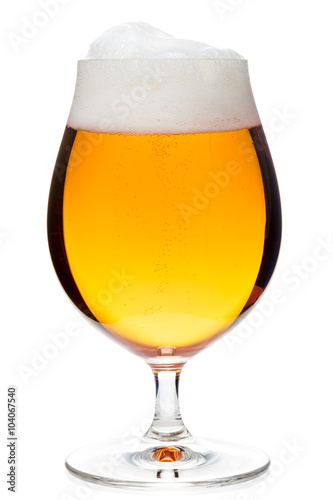 Foto Full snifter glass of pale lager of pilsner beer isolated on white background