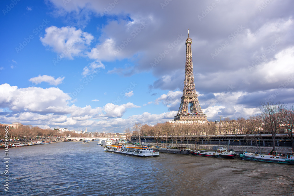Fototapeta premium Eiffel tower view from Bir Hakeim bridge, Paris, France